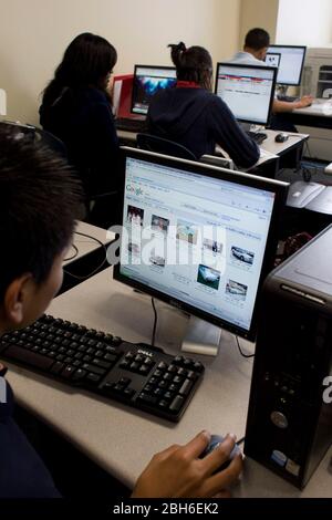 Dallas, Texas, 23 gennaio 2009: Studenti di settima e ottava classe nel laboratorio informatico della Peak Preparatory Academy a Dallas Est. La scuola è una scuola pubblica charter che ha mostrato una notevole crescita nel raggiungimento degli studenti nella sua storia di cinque anni. ©Bob Daemmrich Foto Stock