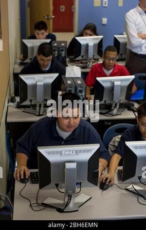 Dallas, Texas, 23 gennaio 2009: Studenti di settima e ottava classe nel laboratorio informatico della Peak Preparatory Academy a Dallas Est. La scuola è una scuola pubblica charter che ha mostrato una notevole crescita nel raggiungimento degli studenti nella sua storia di cinque anni. ©Bob Daemmrich Foto Stock