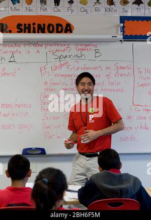 Dallas, Texas, 23 gennaio 2009: Insegnante giapponese-americana nella sua settima classe di spagnolo alla Peak Preparatory Academy di Dallas est, una scuola pubblica che ha mostrato una notevole crescita nel raggiungimento degli studenti nella sua storia quinquennale. ©Bob Daemmrich Foto Stock