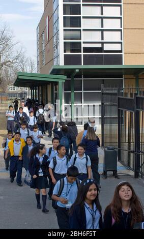 Dallas, Texas, 23 gennaio 2009: Studenti che camminano all'esterno della Peak Preparatory Academy nella zona est di Dallas, una scuola di charter pubblica che ha mostrato una notevole crescita nei risultati degli studenti nei suoi cinque anni di storia. ©Bob Daemmrich Foto Stock