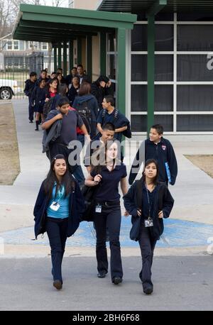 Dallas, Texas, 23 gennaio 2009: Studenti che camminano all'esterno della Peak Preparatory Academy nella zona est di Dallas, una scuola di charter pubblica che ha mostrato una notevole crescita nei risultati degli studenti nei suoi cinque anni di storia. ©Bob Daemmrich Foto Stock