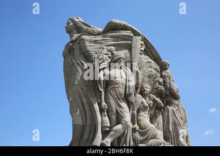 Monuments aux Morts è un monumento impressionante per onorare tutti i civili morti nelle guerre, che siano stati uccisi dai bombardamenti degli alleati o Foto Stock