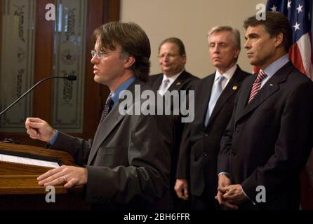 Austin, Texas USA, 29th aprile 2009: Il Dr. David Lakey, commissario del Dipartimento di Stato della Sanità del Texas, parla a una conferenza stampa per discutere gli sforzi dello Stato in risposta all'influenza suina. Gov. Rick Perry si trova dietro Lakey e il commissario statale per l'istruzione Robert Scott si trova a destra. ©Marjorie Kamys Cotera/Daemmrich Photography Foto Stock