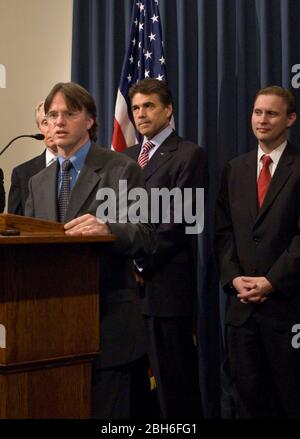 Austin, Texas USA, 29th aprile 2009: Il Dr. David Lakey, commissario del Dipartimento di Stato della Sanità del Texas, parla a una conferenza stampa per discutere gli sforzi dello Stato in risposta all'influenza suina. Gov. Rick Perry si trova dietro Lakey e il commissario statale per l'istruzione Robert Scott si trova a destra. ©Marjorie Kamys Cotera/Daemmrich Photography Foto Stock