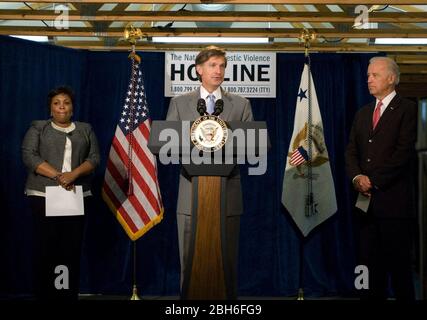 Austin, Texas USA, 28th aprile 2009: Austin Mayor Will Wynn parla durante la visita del Vice Presidente Joe Biden al Centro nazionale Hot Line di Austin. ©Marjorie Kamys Cotera/Daemmrich Photos Foto Stock