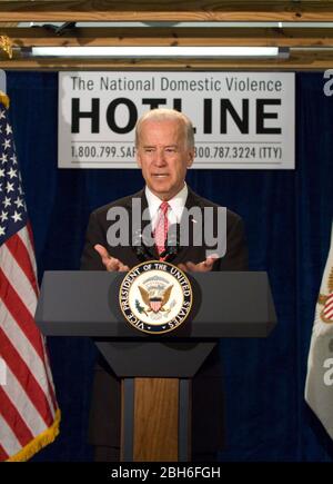 Austin, Texas USA, 28th aprile 2009: Il Vice Presidente Joe Biden parla a una conferenza stampa durante la sua visita al Centro Nazionale della violenza Hot Line. ©Marjorie Kamys Cotera/Daemmrich Photography Foto Stock