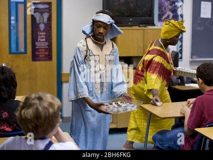 Pflugerville, Texas USA, 2 giugno 2008: Gli studenti afro-americani offrono cibo etnico nigeriano ai compagni di classe durante la celebrazione annuale dell'umanità al Park Crest Middle School 'Diversity Day', che comprende cibo etnico, sci, letture di poesie e musica per i giocatori che si sono classificati tra il sesto e l'ottavo grado. ©Bob Daemmrich Foto Stock