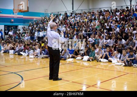 Pflugerville, Texas USA, 2 giugno 2008: Un preside della scuola media parla ai suoi studenti in un'assemblea della Park Crest Middle School. ©Bob Daemmrich Foto Stock