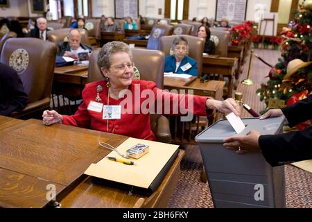 Austin, Texas USA. 15 dicembre 2008: Elector Giovanna Searey vota come 34 elettori repubblicani si incontrano nel Campidoglio del Texas per eleggere il biglietto McCain-Palin con voto unanime. Il Collegio elettorale si riunisce secondo la legge federale sulle elezioni il secondo lunedì del mese successivo alle elezioni presidenziali di novembre. ©Bob Daemmrich Foto Stock