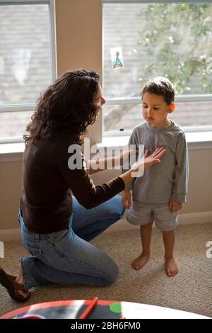 La mamma ispanica parla con un figlio arrabbiato di 4 anni. SIG. ©Bob Daemmrich Foto Stock