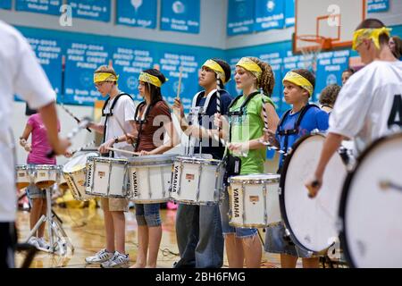 Pflugerville, Texas USA, 2 giugno 2008. La drum line della scuola media si esibisce durante un'assemblea scolastica presso la Park Crest Middle School. ©Bob Daemmrich Foto Stock