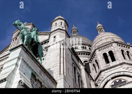 Bassilica du Sacre-Coeur, Montmartre, Parigi, Francia - statua di bronzo di Re San Luigi Foto Stock