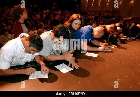Georgetown, Texas USA, 12 settembre 2003: Gli studenti della Georgetown High School si iscrivono per votare subito dopo che il Rev. Jesse Jackson (non mostrato) ha tenuto un discorso durato alla scuola sull'importanza dell'impegno civico. ©Bob Daemmrich Foto Stock
