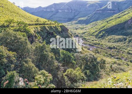 Vista dal sentiero escursionistico della gola di Tugela verso nord. Il fiume Tugela e il sentiero escursionistico sono visibili Foto Stock