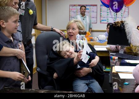 Austin, Texas, 20 novembre 2008: Celebrando la Giornata nazionale di adozione nel Texas centrale sono state 24 le famiglie che hanno adottato i bambini nelle cerimonie festive presso la Corte giovanile della contea di Travis. Giudice Harriet o'Neill con Austin Jepson (7) durante l'audizione di adozione con i genitori Laurie e Brian Jepson (estrema sinistra). ©Bob Daemmrich Foto Stock