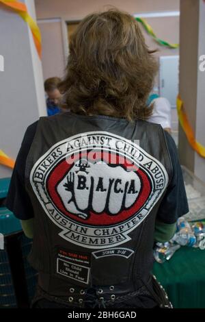 Austin, Texas, 20 novembre 2008: Durante una cerimonia del National Adoption Day, un partecipante indossa un giubbotto in pelle del club motociclistico con un messaggio anti-bambino abuso. ©Bob Daemmrich Foto Stock