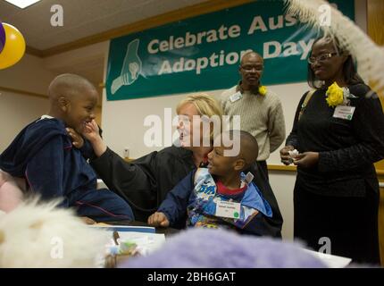 Austin, Texas, 20 novembre 2008: Celebrando la Giornata nazionale di adozione nel Texas centrale sono state 24 famiglie che hanno adottato i bambini in cerimonie festive alla corte Juvenile della contea di Travis. Il giudice Harriet o'Neill conduce l'audizione di adozione per Vernell (5) e Jerrell (3) Journee con i genitori Shedric e Darlene Journee di Houston, TX (r). ©Bob Daemmrich Foto Stock