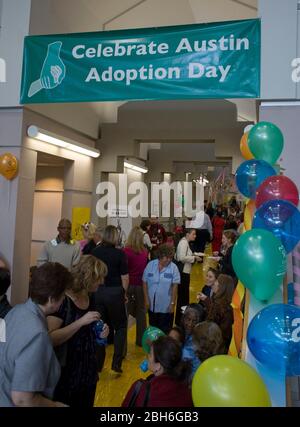 Austin, Texas, 20 novembre 2008: Celebrando la Giornata nazionale di adozione nel Texas centrale sono state 24 famiglie che hanno adottato i bambini in cerimonie festive alla corte Juvenile della contea di Travis. ©Bob Daemmrich Foto Stock