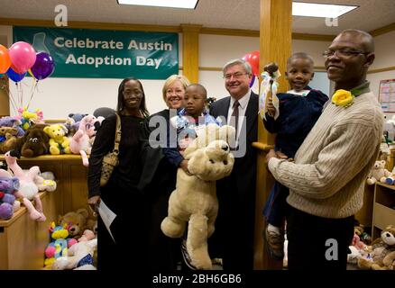 Austin, Texas, 20 novembre 2008: Celebrando la Giornata nazionale di adozione nel Texas centrale sono state 24 famiglie che hanno adottato i bambini in cerimonie festive alla corte Juvenile della contea di Travis. Il giudice Harriet o'Neill conduce l'audizione di adozione per Vernell (5) e Jerrell (3) Journee con i genitori Shedric e Darlene Journee di Houston, TX. ©Bob Daemmrich Foto Stock