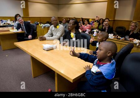 Austin, Texas, 20 novembre 2008: Celebrando la Giornata nazionale di adozione nel Texas centrale sono state 24 famiglie che hanno adottato i bambini in cerimonie festive alla corte Juvenile della contea di Travis. Giudice Harriet o'Neill conduce l'audizione di adozione per Vernell (5,r) e Jerrell (3) Journee con i genitori Shedric e Darlene Journee di Houston, TX ©Bob Daemmrich Foto Stock