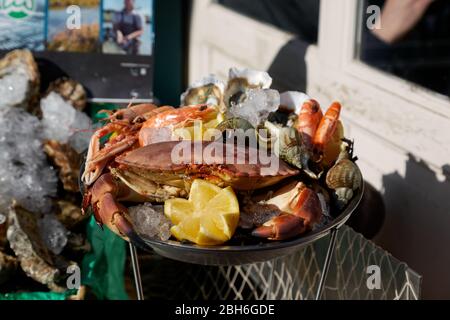 Seafood Platter on Ice, plateau de fruits de mer sur glace, Cafe Bar, Montmatre, Parigi, Francia, con granchi, whelks, gamberi, granate, bulot, crevette Foto Stock