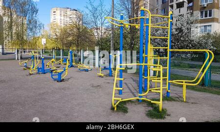 Ucraina, Kiev - 24 aprile 2020. Nuovo complesso di formazione nel cortile di un edificio residenziale. Terreno sportivo nel cortile di un edificio a più piani Foto Stock