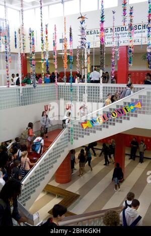 Austin, Texas USA, 28 maggio 2009: Colorate opere d'arte degli studenti decorano il foyer principale e la scala della Kealing Middle School nell'est di Austin. ©Bob Daemmrich Foto Stock