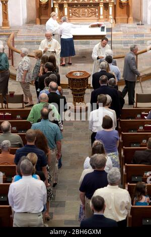 Austin, Texas USA, 26 aprile 2009: I membri della Chiesa luterana di St. Martin sono in fila nella navata centrale del santuario mentre aspettano di prendere la comunione durante il servizio domenicale. ©Bob Daemmrich Foto Stock