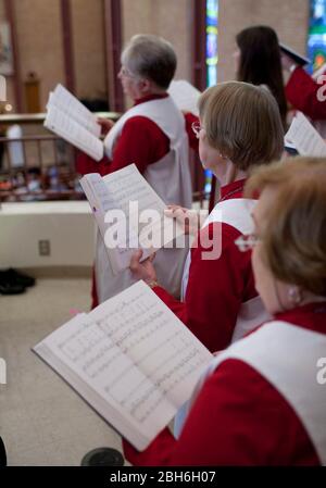 Austin, Texas USA, 26 aprile 2009: I luterani evangelici celebrano il 125th° anniversario della fondazione della loro congregazione, la chiesa luterana di St. Martin nel centro di Austin, con il coro che esegue Bach durante il servizio. ©Bob Daemmrich Foto Stock