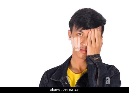 La foto di un Asianman sta chiudendo un solo occhio con la mano. Foto Stock