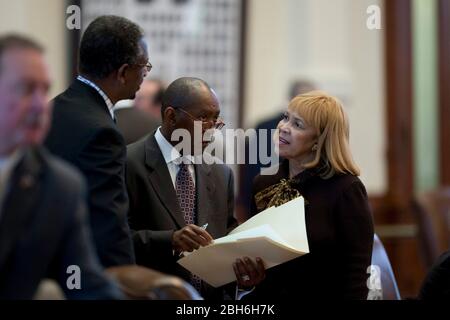 Austin, TX 20 maggio 2009: Azione politica nella Texas House durante gli ultimi giorni della 81esima sessione legislativa, mostrando (l a r) il Rep. Harold Dutton (D-Houston), il Rep. Sylvester Turner (D-Houston) e il Rep. Helen Giddings (D-Houston) che guardano la legislazione. ©Bob Daemmrich Foto Stock