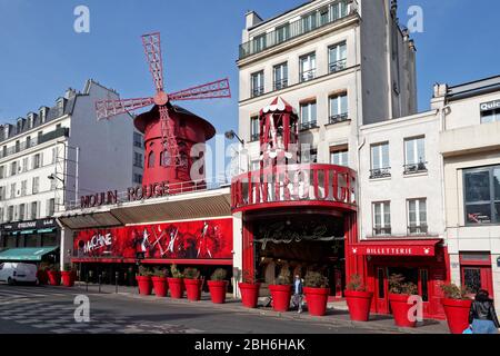 Il Moulin Rouge (il Mulino Rosso), 82 Boulevard de Clichy, Pigalle, Parigi, Francia, di luce naturale. Foto Stock