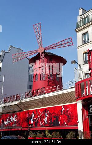 Il Moulin Rouge (il Mulino Rosso), 82 Boulevard de Clichy, Pigalle, Parigi, Francia, di luce naturale. Foto Stock