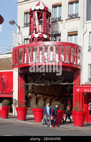 Il Moulin Rouge (il Mulino Rosso), 82 Boulevard de Clichy, Pigalle, Parigi, Francia, di luce naturale. Foto Stock