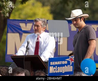 Austin, Texas USA, 27 agosto 2009: Il regista Robert Rodriguez (l) dà istruzioni all'attore Robert DeNiro sul set mentre filma una scena per un nuovo film, 'Machete,' al Campidoglio dello Stato. ©Bob Daemmrich Foto Stock