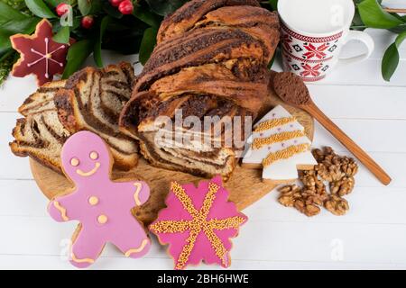 Deliziosi dessert di pan di zenzero natalizi, autentico brunch natalizio. Tavola colorata e allegra, cibo e dolci. Ristorazione a buffet brunch catering Foto Stock