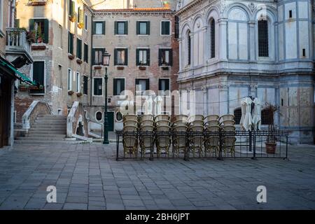 VENEZIA, ITALIA - APRILE 2020: Una piazza vuota durante il blocco nazionale per la pandemia Covid-19. Foto Stock