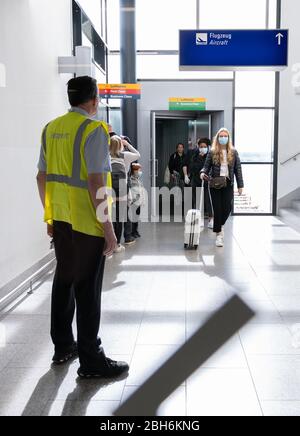 24 aprile 2020, Hessen, Francoforte sul meno: I passeggeri che indossano maschere facciali lasciano l'aeroporto di Francoforte dopo l'atterraggio da Città del Capo. Per il momento è stato l'ultimo volo di ritorno del governo tedesco. Foto: Silas Stein/dpa Foto Stock