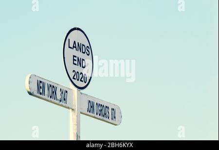 Segnaletica a Land`s End Cornwall UK. La fine di Land a John o' Groats è l'attraversamento di tutta la lunghezza della Gran Bretagna tra due estremità (così Foto Stock