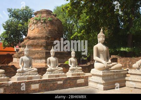 Statue di Buddha ad Ayuttaya l'antica città ed ex capitale del Siam, l'attuale Thailandia, distrutta in una battaglia con la Birmania nel 1767 Foto Stock