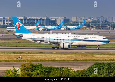 Guangzhou, Cina – 25 settembre 2019: China Southern Airlines Airbus A330-200 aereo all'aeroporto di Guangzhou Baiyun (CAN) in Cina. Airbus è un'Europa Foto Stock