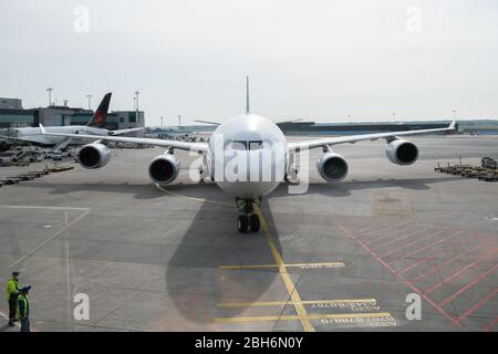 24 aprile 2020, Hessen, Francoforte sul meno: Un Airbus A340-600 della compagnia aerea 'Southern African Airlines' si sposta al parcheggio dell'aeroporto di Francoforte dopo l'atterraggio da Città del Capo. Per il momento è stato l'ultimo volo di ritorno del governo tedesco. Foto: Silas Stein/dpa Foto Stock