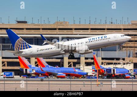 Phoenix, Arizona – 8 aprile 2019: Aeroplano United Airlines Boeing 737-800 all'aeroporto Phoenix Sky Harbor (PHX) in Arizona. Boeing è un aircra americano Foto Stock