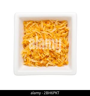 Biryani in una ciotola quadrata isolata su sfondo bianco Foto Stock