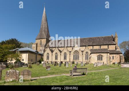 La chiesa di Santa Maria la strada del Causeway Horsham West Sussex UK il più antico edificio a Horsham dal periodo normanno del 1247 il punto focale dell'area di conservazione Foto Stock