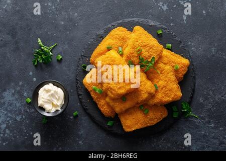 Pepite di pesce e salsa, fast food Foto Stock