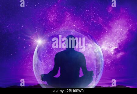 Yoga cosmico spazio meditazione illustrazione, silhouette di uomo che pratica la natura di notte Foto Stock