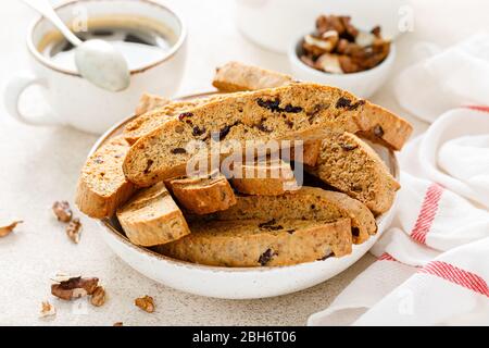 Biscotti con mirtillo rosso, noci e una tazza di caffè Foto Stock