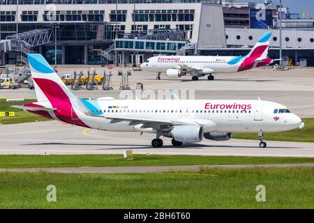 Stoccarda, Germania – 23 maggio 2019: Aeroplani Eurowings Airbus A320 all'aeroporto di Stoccarda (Str) in Germania. Foto Stock