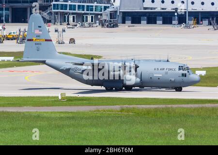 Stoccarda, Germania – 23 maggio 2019: Aereo dell'aviazione militare statunitense Lockheed Hercules all'aeroporto di Stoccarda (Str) in Germania. Foto Stock